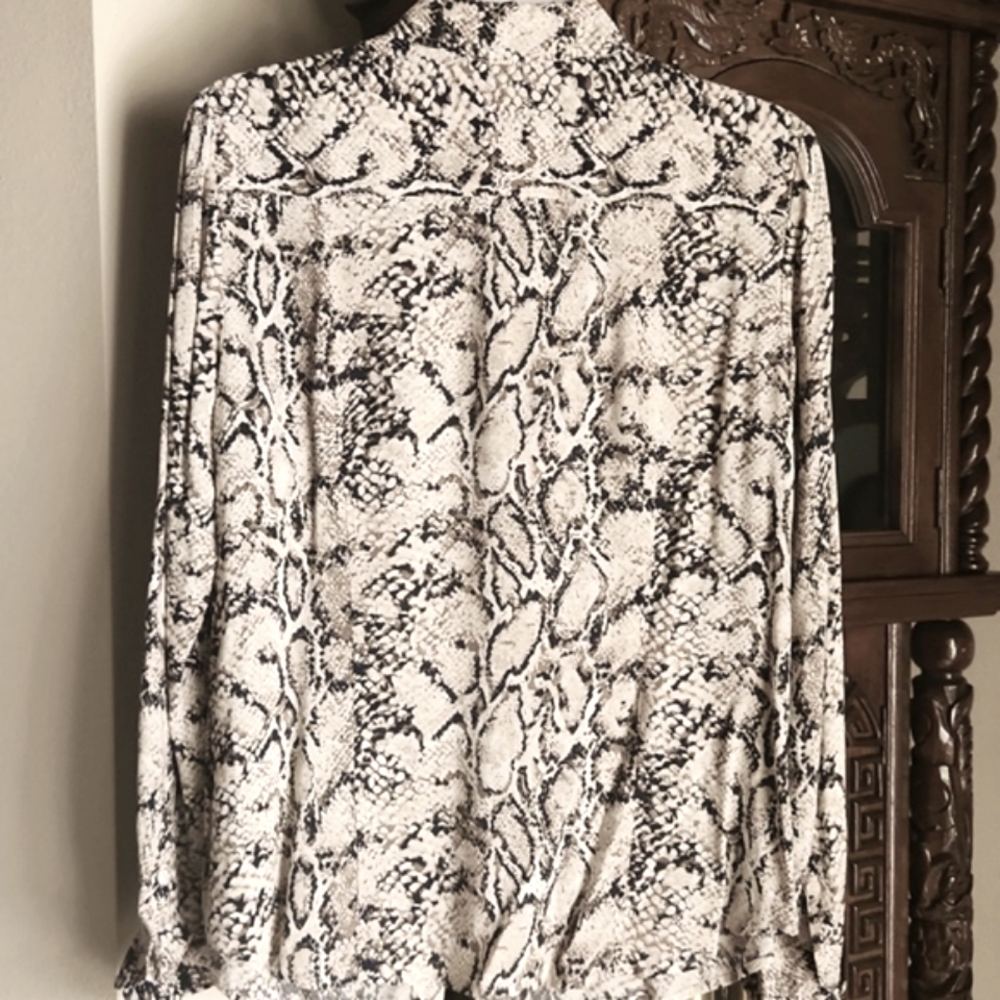 Talbots, Women's Reptile Print, button down, Tab Long Sleeves Shirt, Sz 8P - Picture 2 of 7